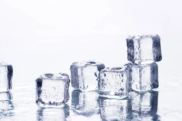 Cubos Hielo Sobre Fondo Blanco Concepto Enfriamiento Hielo Alimentario — Foto de Stock