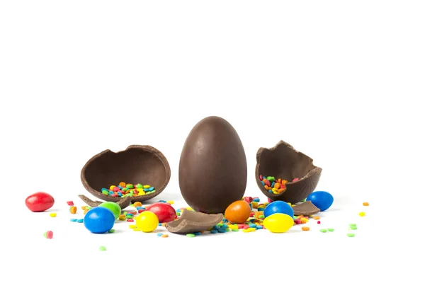 Celku Rozbité Čokoládové Velikonoční Vajíčko Pestrobarevným Sladkosti Bílém Pozadí Koncept — Stock fotografie