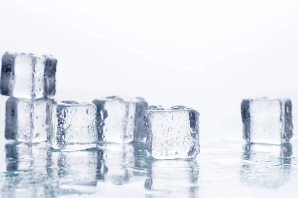 Cubos Gelo Sobre Fundo Branco Conceito Resfriamento Gelo Alimentos — Fotografia de Stock