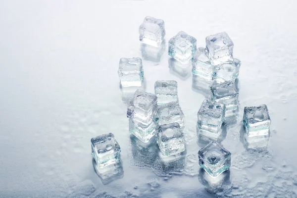 Cubos Gelo Sobre Fundo Branco Conceito Resfriamento Gelo Alimentos — Fotografia de Stock