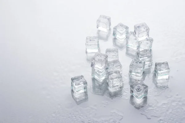 Cubos Gelo Sobre Fundo Branco Conceito Resfriamento Gelo Alimentos — Fotografia de Stock