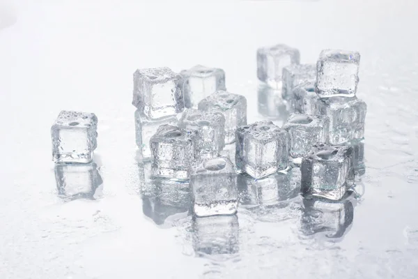 Cubos Gelo Sobre Fundo Branco Conceito Resfriamento Gelo Alimentos — Fotografia de Stock