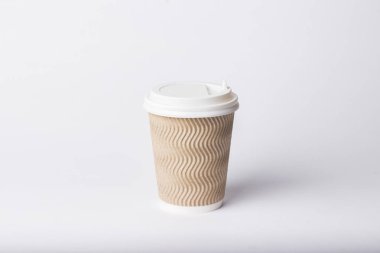 Kağıt bardak beyaz bir arka plan üzerinde plastik kapaklı. Sıcak bir içecek kavramı, çay veya kahve, paket servisi olan Restoran