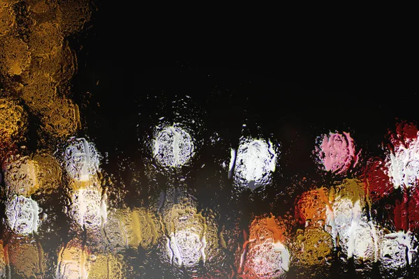 Bokeh Gece Şehir Işıkları Sırasında Yağmur Islak Cam Arkasında Duvar — Stok fotoğraf