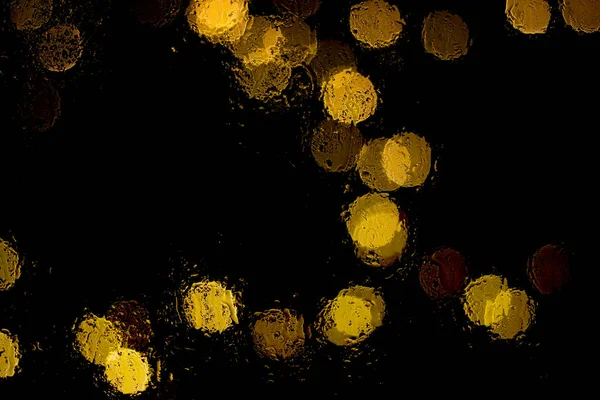 Bokeh Gece Şehir Işıkları Sırasında Yağmur Islak Cam Arkasında Duvar — Stok fotoğraf