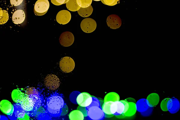 Bokeh Nacht Stadt Lichter Hinter Nassem Glas Bei Regen Kann — Stockfoto
