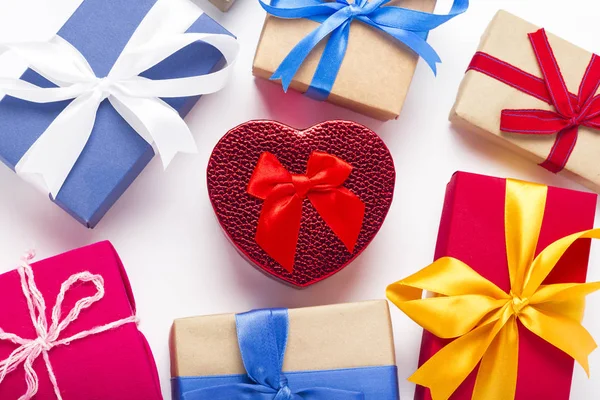 Κουτιά Δώρων Και Κόκκινο Δώρο Κουτί Στο Κέντρο Της Καρδιάς — Φωτογραφία Αρχείου