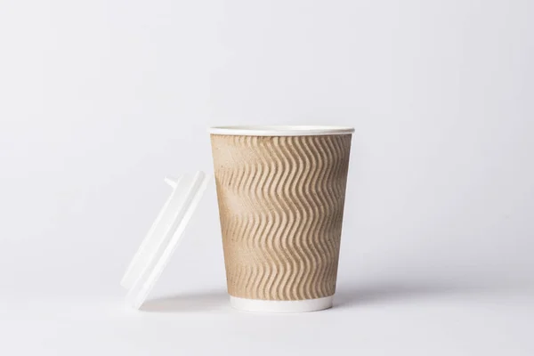 纸杯与塑料盖子在白色背景 热饮概念 茶或咖啡 — 图库照片