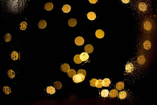 Bokeh Nacht Stadt Lichter Hinter Nassem Glas Bei Regen Kann — Stockfoto