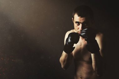 Bir erkekte kuralları Mma siyah bir arka plan olmadan mücadele için eldiven. Egzersiz kavramı, Muharebe Eğitim
