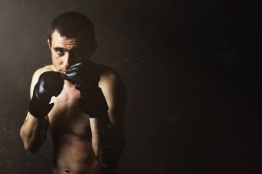 Bir erkekte kuralları Mma siyah bir arka plan olmadan mücadele için eldiven. Egzersiz kavramı, Muharebe Eğitim