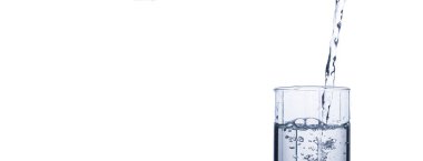 Cam beyaz zemin üzerine temiz ve serinletici su bir akışı ile doluyor. Susuzluğunu ve içecekler sıcak havalarda soğutma kavramı. Su dengesi ve günlük su tüketim. Afiş