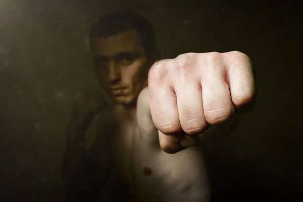 Pěst Muže Během Kop Tmavém Pozadí Bojová Umění Koncept Boxerský — Stock fotografie