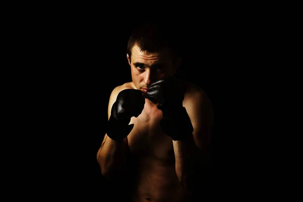 黒の背景に総合格闘技ルールなしの戦いのための手袋の男 ワークアウトの概念 戦闘訓練 — ストック写真