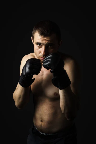 Hombre Con Guantes Para Luchar Sin Reglas Mma Fondo Negro —  Fotos de Stock