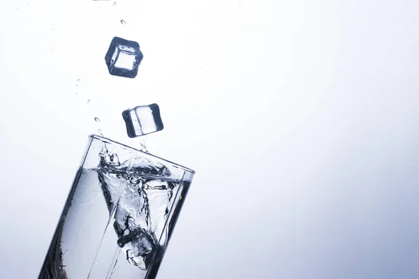 Сплеск Води Склянці Кубика Льоду Білому Тлі Концепція Втамування Спраги — стокове фото
