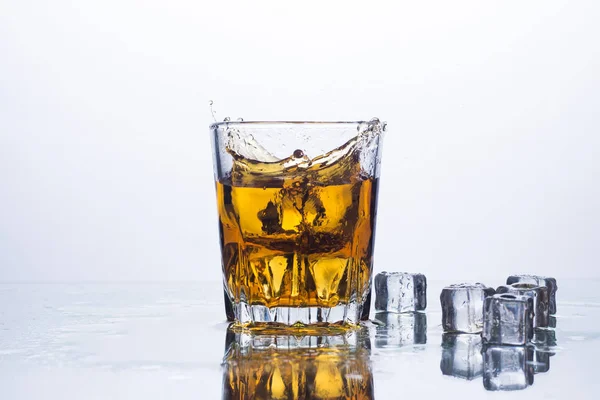 Splash Whisky Kostky Ledu Světlém Pozadí Koncept Alkoholických Nápojů Ledem — Stock fotografie