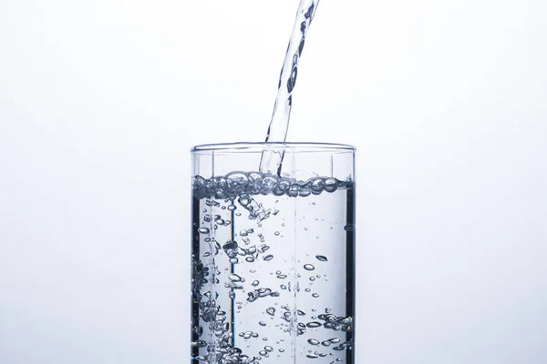 Γυαλί Γεμίζει Ένα Ρεύμα Του Καθαρό Και Αναζωογονητικό Νερό Λευκό — Φωτογραφία Αρχείου