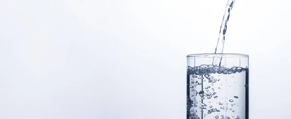 Vidrio Está Llenando Con Chorro Agua Limpia Refrescante Sobre Fondo —  Fotos de Stock