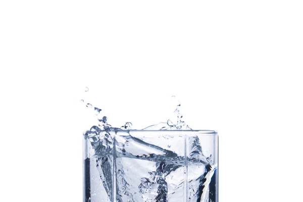 Розщеплення Води Склянці Кубика Льоду Білому Тлі Концепція Втамування Спраги — стокове фото