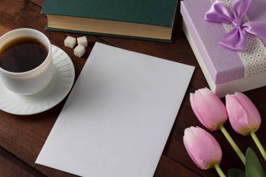 Fincan kahve, kitap, Hediyelik, Lale, koyu ahşap arka plan üzerinde beyaz kağıt levha ile