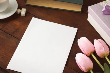 Fincan kahve, kitap, Hediyelik, Lale, koyu ahşap arka plan üzerinde beyaz kağıt levha ile