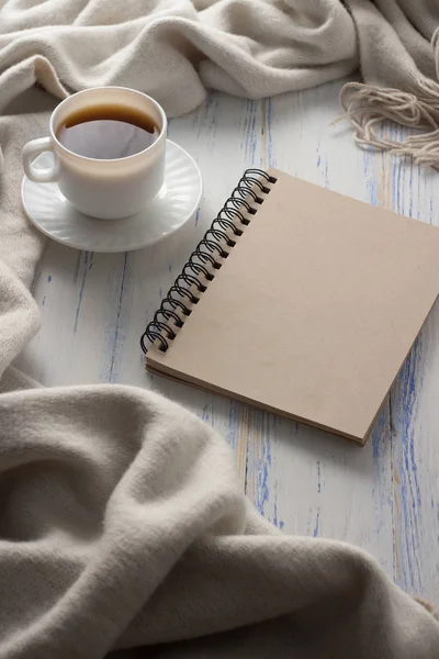 Tasse mit Kaffee, Notizblock auf dem weißen Holztisch. Frühjahrskonzept — Stockfoto