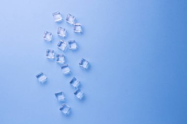 Açık mavi renkli buz küpleri. Düz yatıyordu, en iyi görünümü