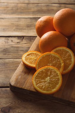 Orange, dilim Apelsin bir ahşap tahta ve ahşap arka plan kes. Koyu arka plan