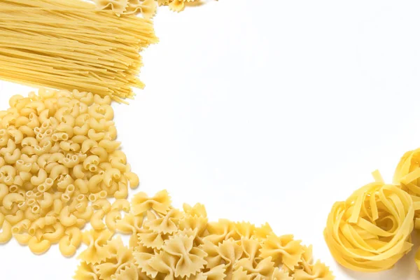 Pastas italianas de varios tipos sobre un fondo blanco. Asiento plano, vista superior. forma de círculo — Foto de Stock