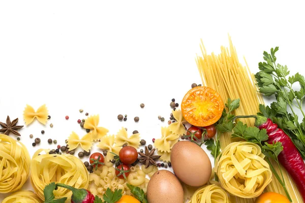 Verschillende soorten Italiaanse pasta, nesten, spaghetti, specerijen, Red hot chili peper, kippeneieren, tomaten, cherry, lichte witte stenen achtergrond. Plat lag, top uitzicht — Stockfoto