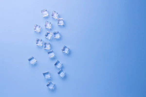 Cubos de hielo sobre un fondo azul claro. Piso tendido, vista superior —  Fotos de Stock
