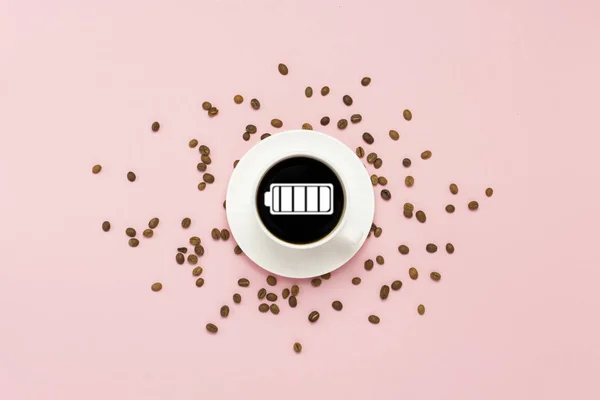 Tasse blanche avec café noir, grains de café, sur fond rose. Signez une batterie chargée. Frais de concept pour la journée. Couché plat, vue du dessus — Photo