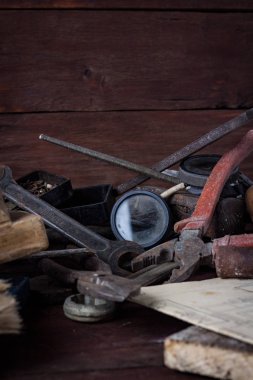 Vintage Araç eski koyu ahşap masa üzerinde. Babalar günü Co