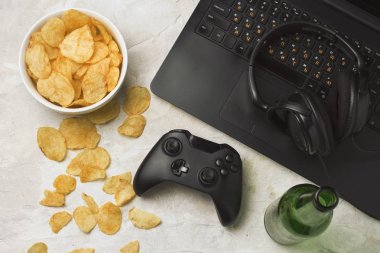 Dizüstü bilgisayar, Gamepad, kulaklık, patates cipsi, şişe bira bir l ile ilgili