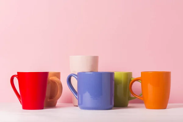 Viele Bunte Tassen Kaffee Oder Tee Auf Rosa Hintergrund Das — Stockfoto