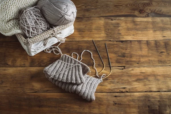 バスケットで編む針、白 knitt ライト グレー ニット — ストック写真