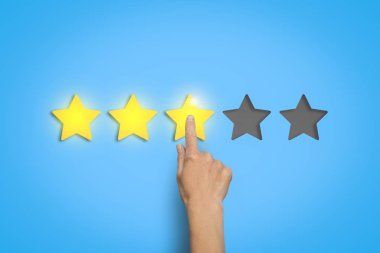 El a beğenilme-in üç yıldız beş mümkün dışarı mavi bir arka plan üzerinde bırakır. Bir şey değerlendirme kavramı