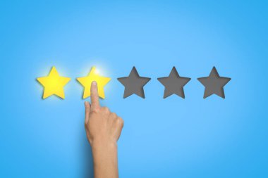 El a beğenilme-in iki yıldız beş mümkün dışarı mavi bir arka plan üzerinde bırakır. Bir şey değerlendirme kavramı