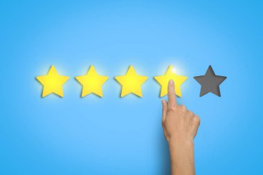 El a beğenilme-in dört yıldız beş mümkün dışarı mavi bir arka plan üzerinde bırakır. Bir şey değerlendirme kavramı