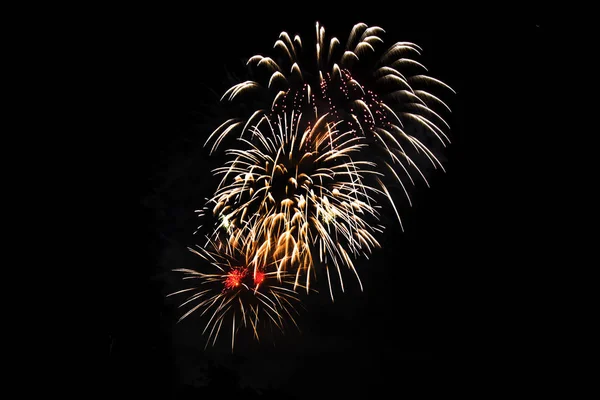 Incrível isolado Fogos de artifício festivos em um fundo escuro. Pode ser usado como papel de parede ou fundo — Fotografia de Stock