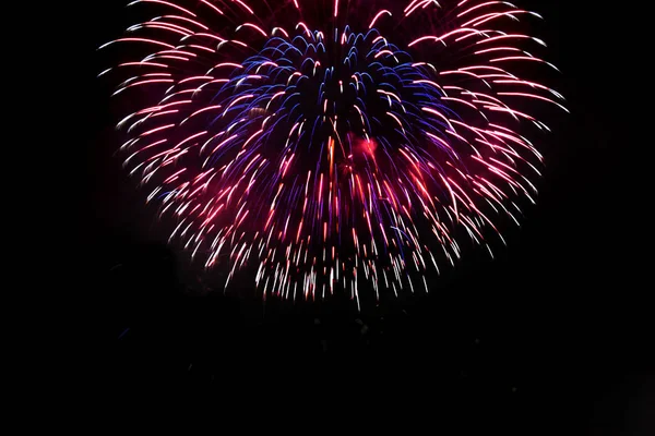 Fantastici fuochi d'artificio festivi isolati su uno sfondo scuro. Può essere utilizzato come sfondo o carta da parati — Foto Stock