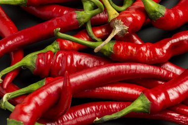 Siyah arka planda kırmızı kırmızı kırmızı biber.