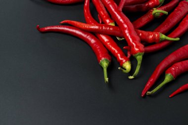 Siyah arka planda kırmızı kırmızı kırmızı biber.
