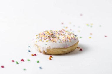 Lezzetli taze çörek ve tatlı çok renkli dekoratif şeker beyaz zemin üzerinde. Fırın kavramı, taze hamur işleri, lezzetli kahvaltı.