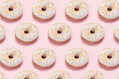 Pembe bir arka plan üzerinde taze lezzetli tatlı çörek. Metin için yer. Lokanta, pastane, Kahvaltı, tatlılar kavramı. Minimalizm. Desen. Düz yatıyordu, en iyi görünüm, kopya alanı.