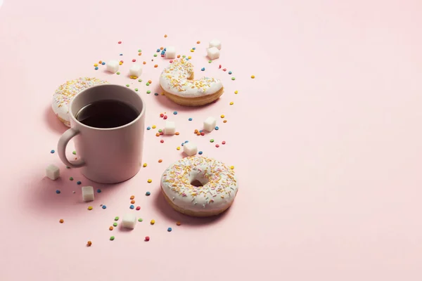 핑크 바탕에 커피, 신선한 맛 있는 달콤한 도넛 컵. 과자, 아침 식사, 베이커리, 패스트 푸드의 개념. 미니입니다. 평면 위치, 최고 보기, 복사 공간. — 스톡 사진