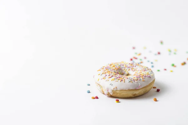 Donut saboroso fresco e doces decorativos multicoloridos doces em um fundo branco. Conceito de padaria, doces frescos, delicioso café da manhã . — Fotografia de Stock