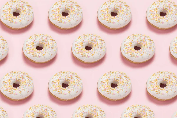 Donuts doces saborosos frescos em um fundo rosa. Lugar para SMS. O conceito de fast food, padaria, café da manhã, doces. Minimalismo. Padrão. Flat lay, vista superior, espaço de cópia . — Fotografia de Stock