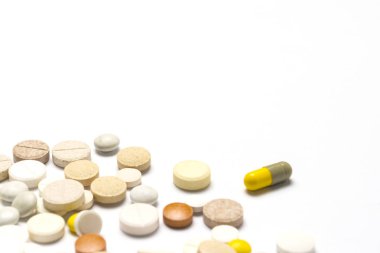 Hapları farklı boyut ve renkleri ve beyaz izole zemin üzerinde. İlaç endüstrisi, günlük vitamin ve mineral kadınlar için kavramı. Hamilelik, menopoz